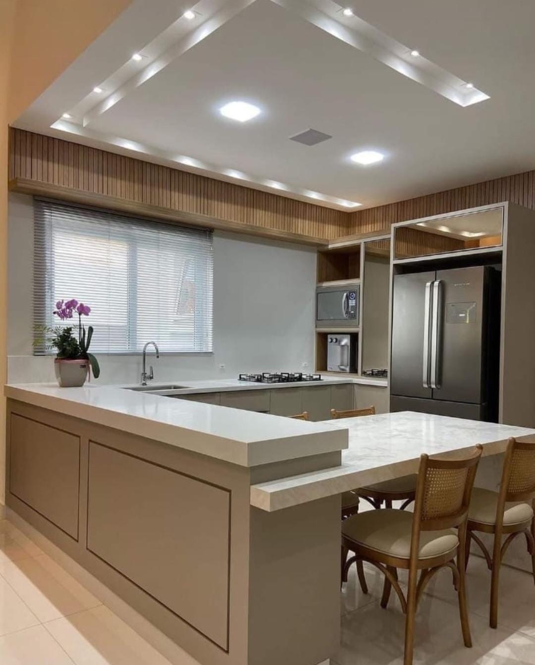 Cozinha planejada com bancada branca